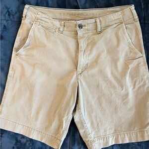 Men khaki shorts. EUC waist 33 American eagle